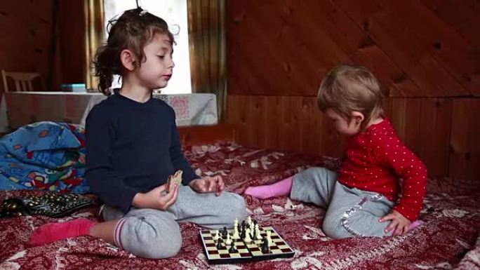 两个小姐姐下棋