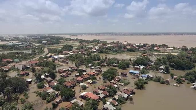 无人机视图: 季风降雨期间被洪水淹没的村庄的滑块镜头