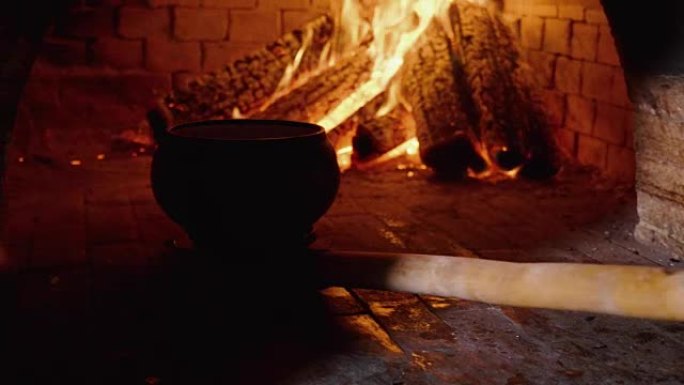 传统的俄罗斯炉灶，用瓦罐在木头上烹饪食物