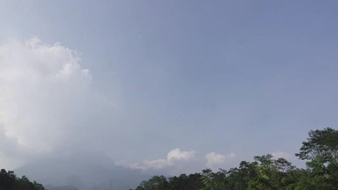 默拉皮火山 (Mount Merapi)，古农默拉皮火山 (Gunung Merapi)，实际上是印