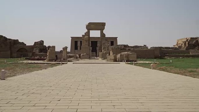 丹德拉神庙或哈索尔神庙的内部。埃及。丹德拉，丹德拉，是埃及的一个小镇。丹德拉神庙建筑群，古埃及上保存