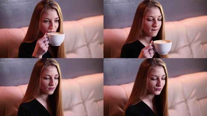 金发女孩喝咖啡，在电话里聊天，坐在4k分辨率的米色沙发上慢动作
