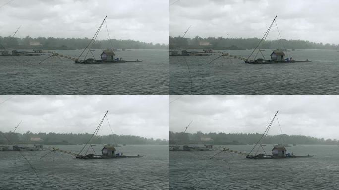 大雨天，带有中国渔网的湖船