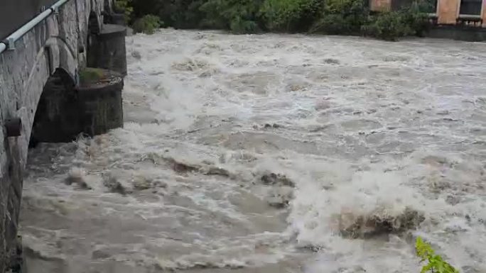 大雨过后，塞里奥河膨胀了。意大利北部贝加莫省