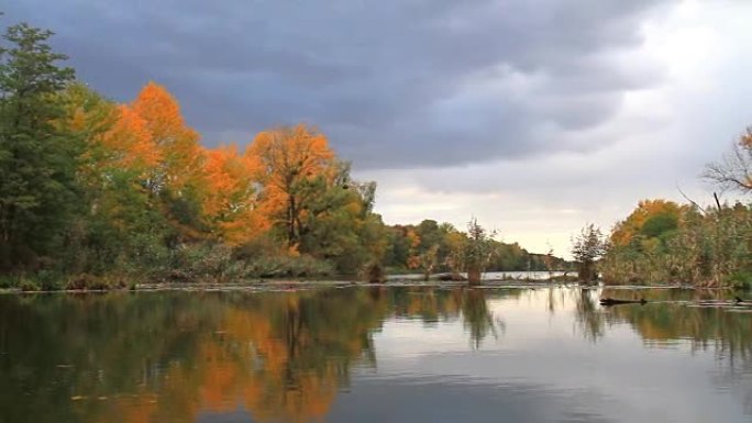 秋季钓鱼、河流和森林的地方