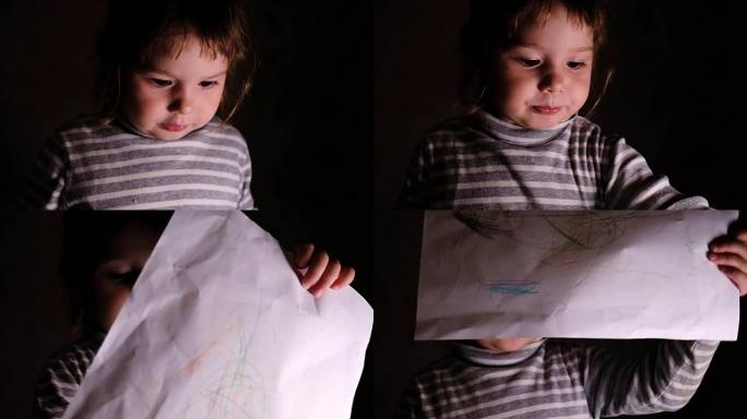 情绪激动的小女孩展示一张纸，慢动作