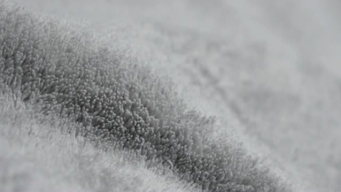 银聚酯羊毛纤维保暖材料纹理4K 2160p 30fps超高清慢倾斜镜头-倾斜银合成极地毯特写4K 3