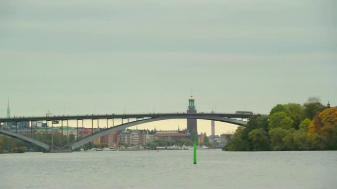 瑞典斯德哥尔摩带弧线的长桥景观