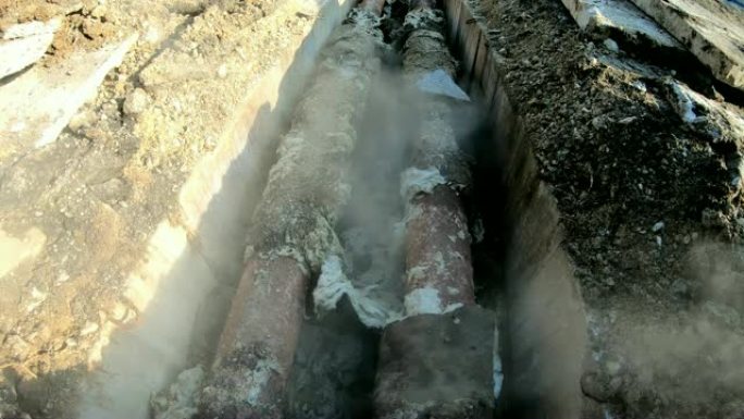 街道沟渠中的区域供热管道损坏，热水泄漏