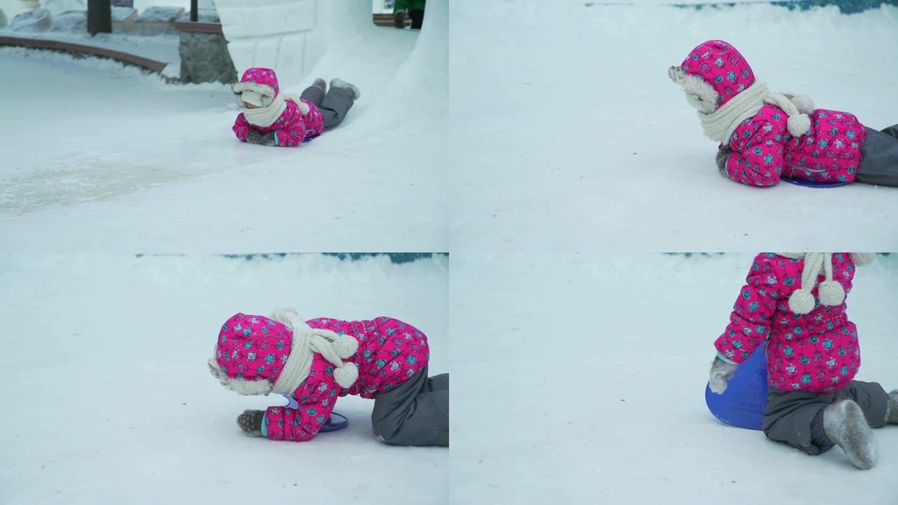 小女孩骑小冰滑梯