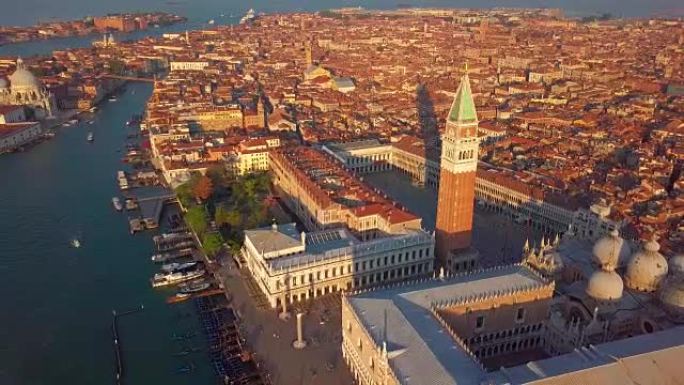 意大利威尼斯日出时圣马可广场上空的空中轨道