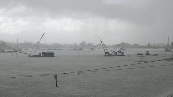 大雨天，带有中国渔网的湖船