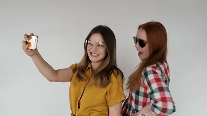 戴着太阳镜微笑的女朋友做鬼脸和自拍