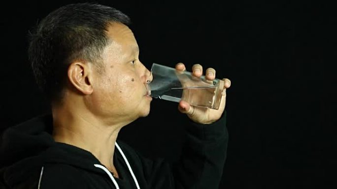 泰国男子饮水