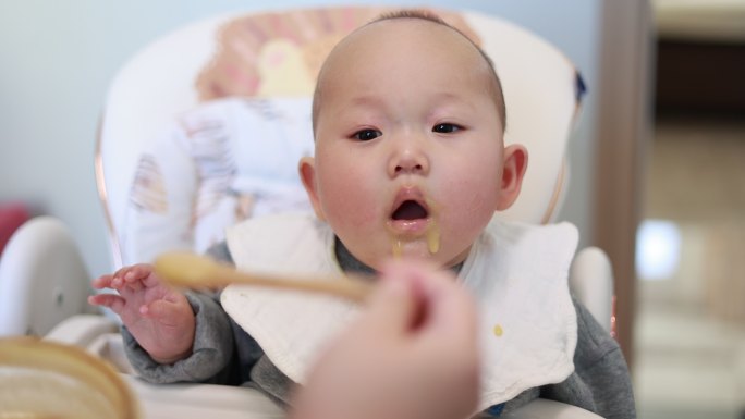 婴儿吃辅食 婴儿吃饭