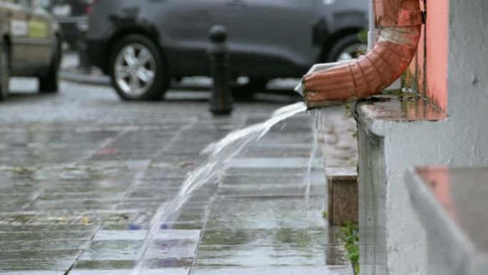 下雨时的水管