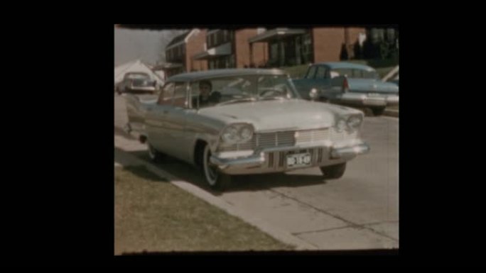 1959小男孩开枪帽枪和妈妈一起坐在老爷车里开车离开