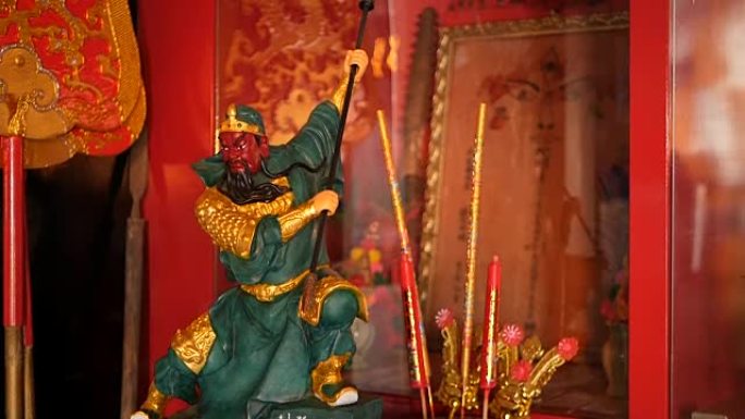 寺庙内祭坛上的中国圣神佛教传统雕像