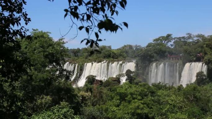 从伊瓜苏瀑布 (Iguazu falls) 从Argeninean侧面观看的全景拍摄