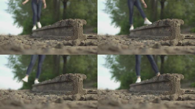 这个女孩在石块上保持平衡