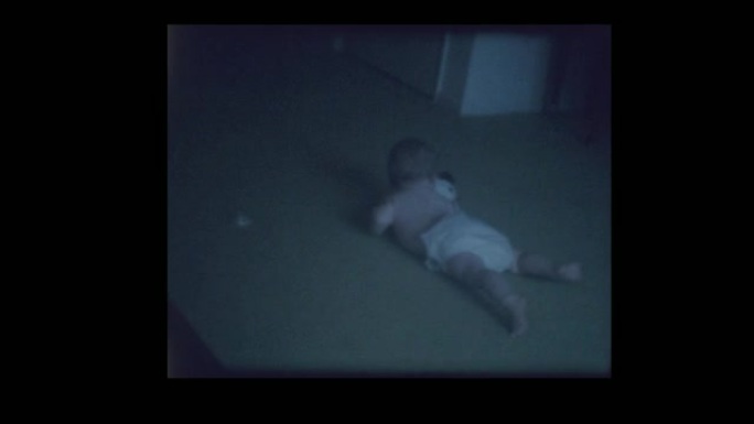 1971婴儿男孩在尿布爬行