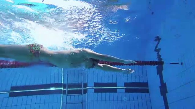 高清视频: 年轻人游泳蛙泳并表演转身