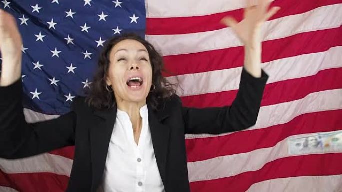 美国梦。美国国旗背景下的快乐商界女性。