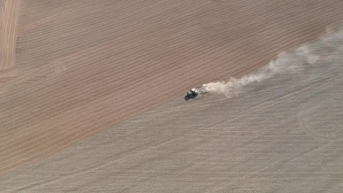 拖拉机在秋季的农田上播种作物，空中