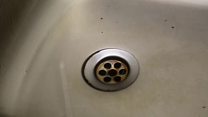 厨房水槽排水管特写水滴库存视频...