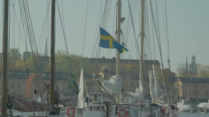 瑞典斯德哥尔摩的微风中挥舞着两面瑞典国旗