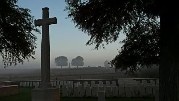 比利时第一次世界大战遗址:日出时的普卢斯特街森林，英国军人公墓