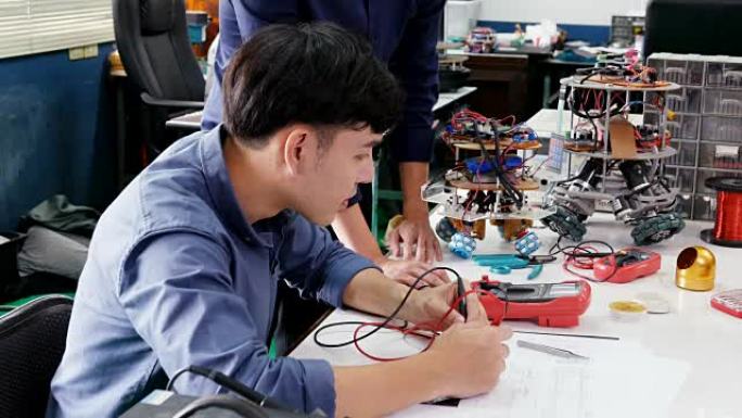 男工程师培训如何在车间使用机器人原型。有科学、技术、教育观念的人。