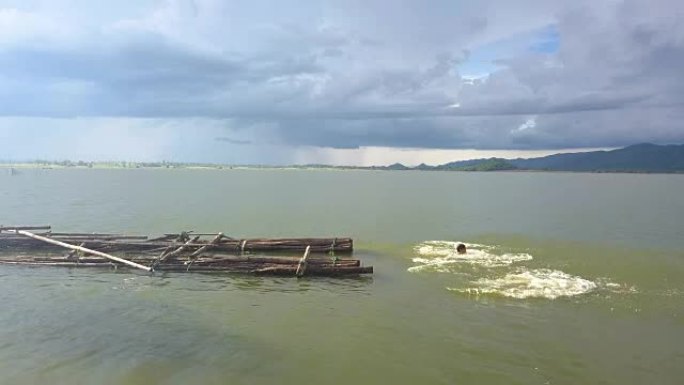 日落时男孩在湖中跳入水中，乡村生活理念快乐