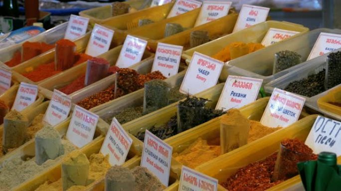 街头市场上展示了五颜六色的东方香料和调味品