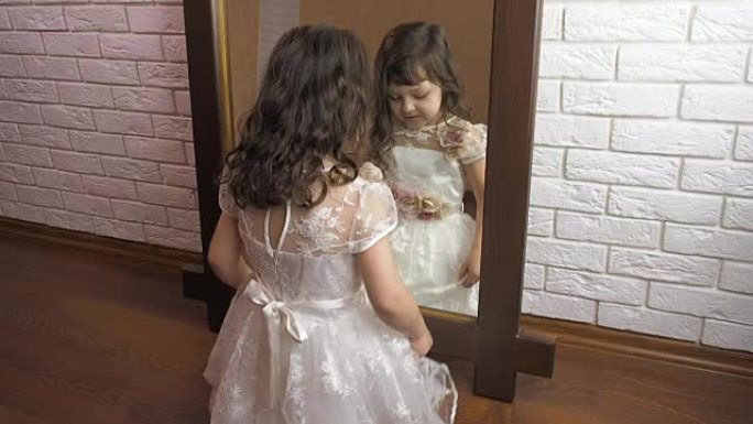 镜子里的孩子。