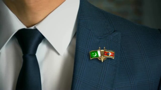 商人带着朋友国家的国旗走向相机，将巴基斯坦-斯威士兰