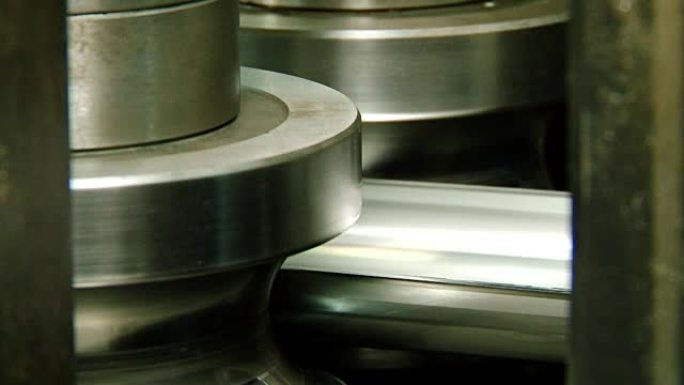 工厂钢管轧钢机的近距离金属加工。