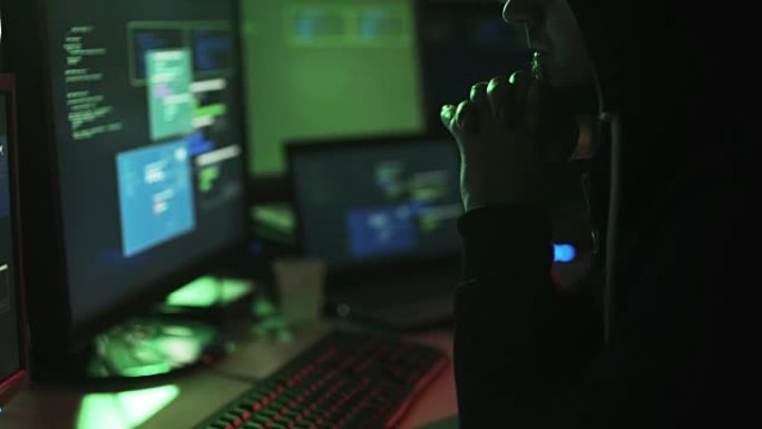 hoodie与多个屏幕和黑客系统一起工作的黑客