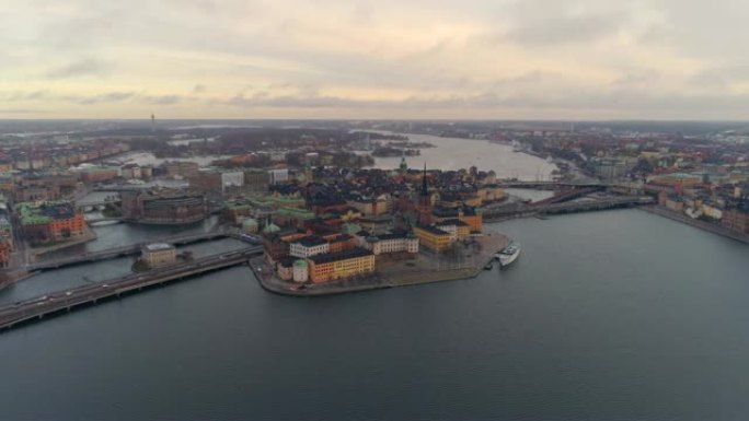 斯德哥尔摩市中心的空中直升机视图。瑞典首都Riddarholmen岛和Gamla stan的高角度全