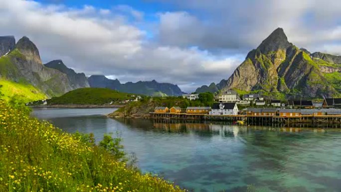 4k时间流逝在挪威夏季罗弗登群岛哈姆诺伊岛上的传统挪威渔夫小屋rorbuer上移动云层。