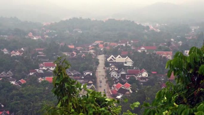 在老挝琅勃拉邦和南汗河上有雾的早晨，从右到左的广角平移