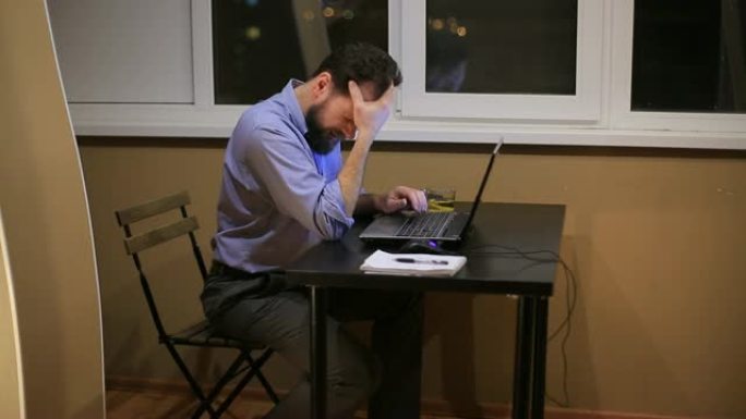 一个疲惫的商人在深夜工作，办公室里有一台笔记本电脑，并撰写财务报告。