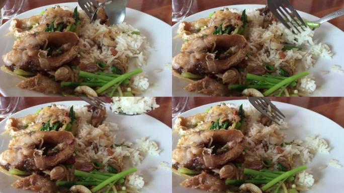 吃米饭和炒芹菜配鱼