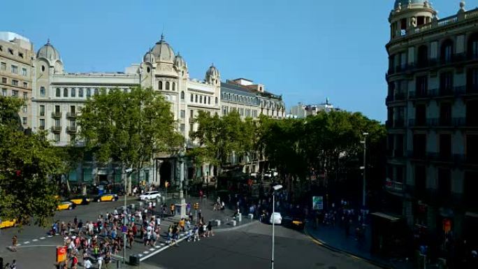 兰布拉街景，一群匿名的人走在巴塞罗那的兰布拉