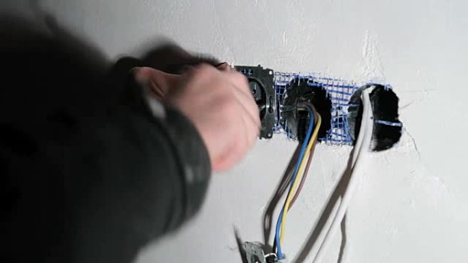 电工安装电源插座。