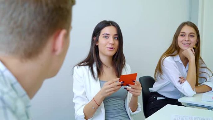 微笑积极的男女学生进行对话并表现出沟通技巧