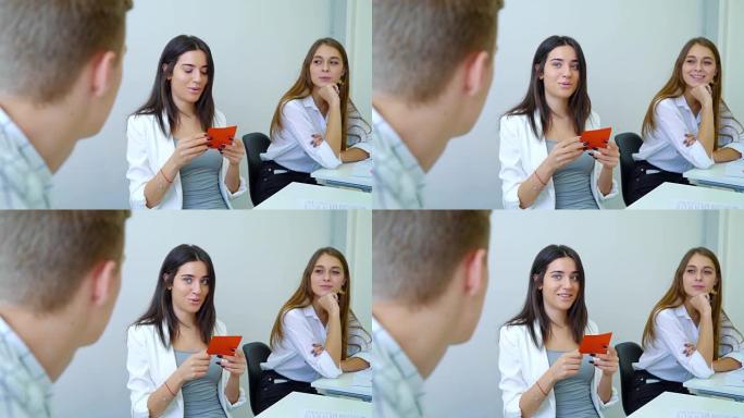 微笑积极的男女学生进行对话并表现出沟通技巧