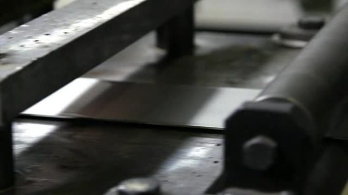 在工厂的轧辊机上制造不锈钢金属轧辊。
