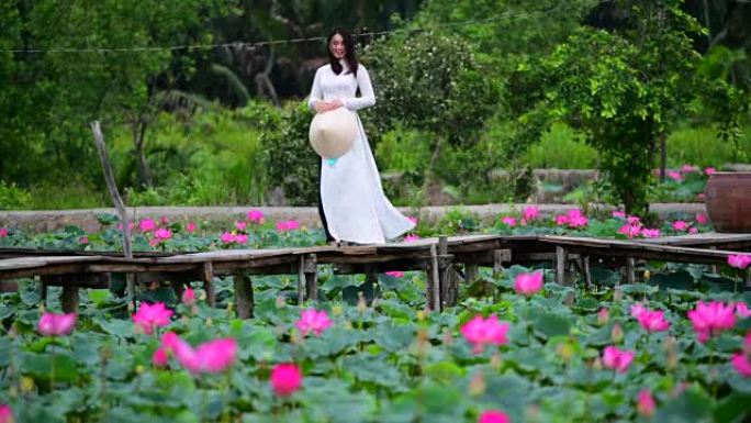 越南妇女在莲花球场上拿着莲花的慢动作镜头
