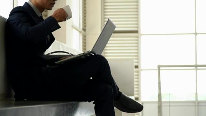 商务人士在办公室使用笔记本电脑。
